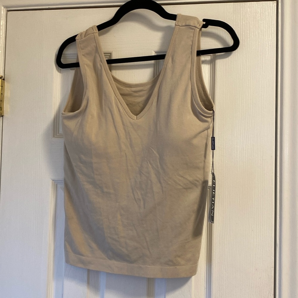 Sandshell Elietian built in bra shaper. Pads are removable.